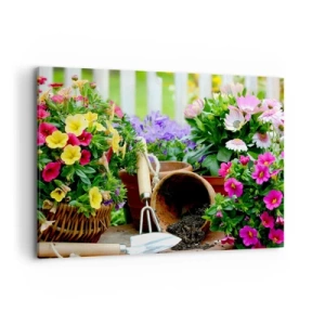 Impression sur toile - Image sur toile - Fleurs colorées dans des pots avec des outils de jardinage sur la table - 100x70cm - Le jardin de Zosia - Décoration murale moderne pour le salon et la chambre ARTTOR