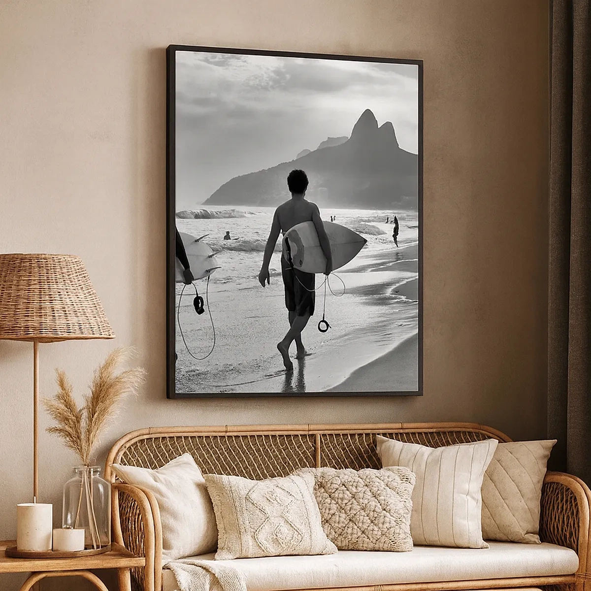 Impression sur toile - Image sur toile - Deux surfeurs marchant sur la plage avec leurs planches en noir et blanc. - 50x70cm - Samba sur une vague - Décoration murale moderne pour le salon et la chambre ARTTOR