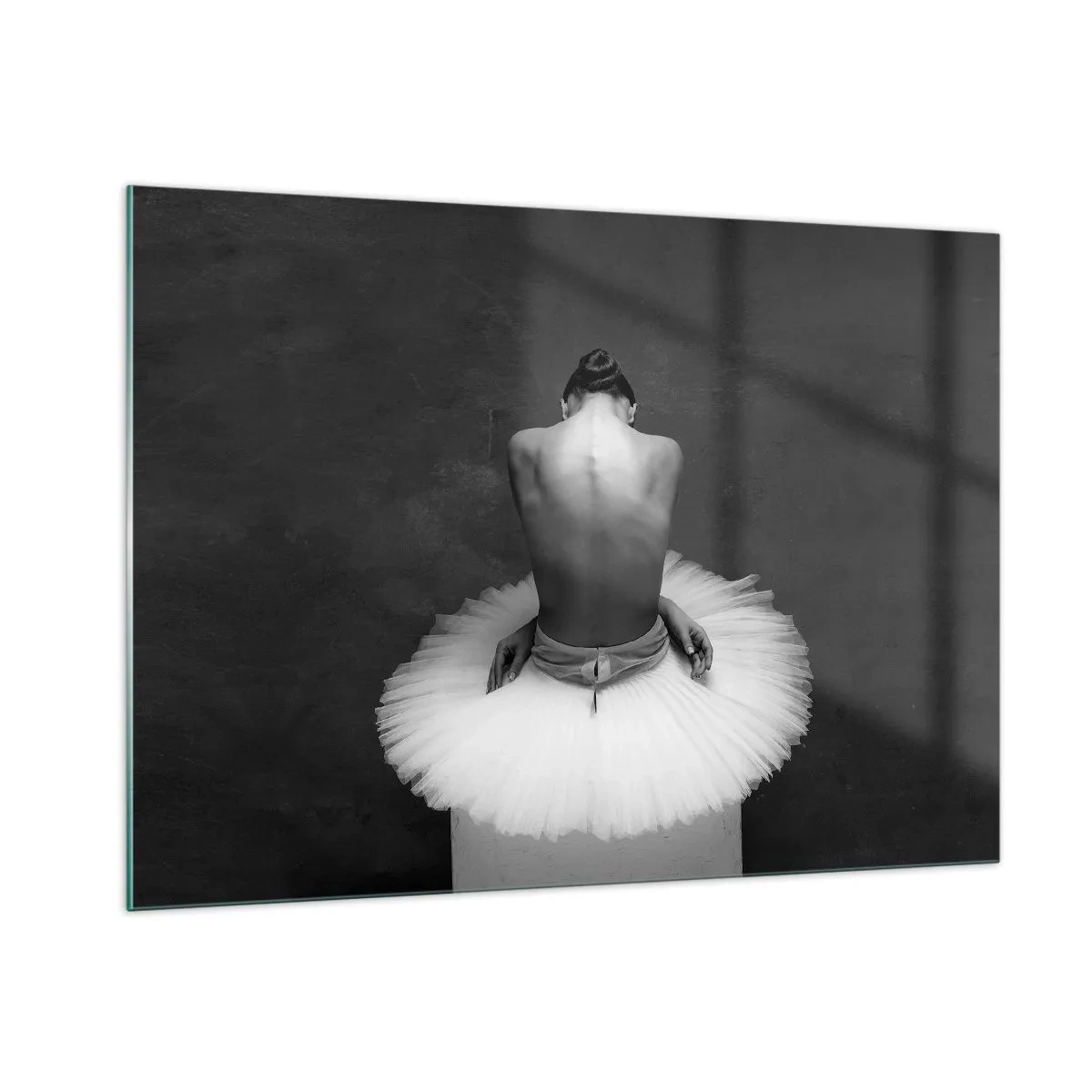 Impression sur verre - Image sur verre - Une ballerine assise dans une jupe en tulle contre une ombre - 100x70cm - C'est justement en train de fleurir - Décoration murale moderne pour le salon et la chambre ARTTOR