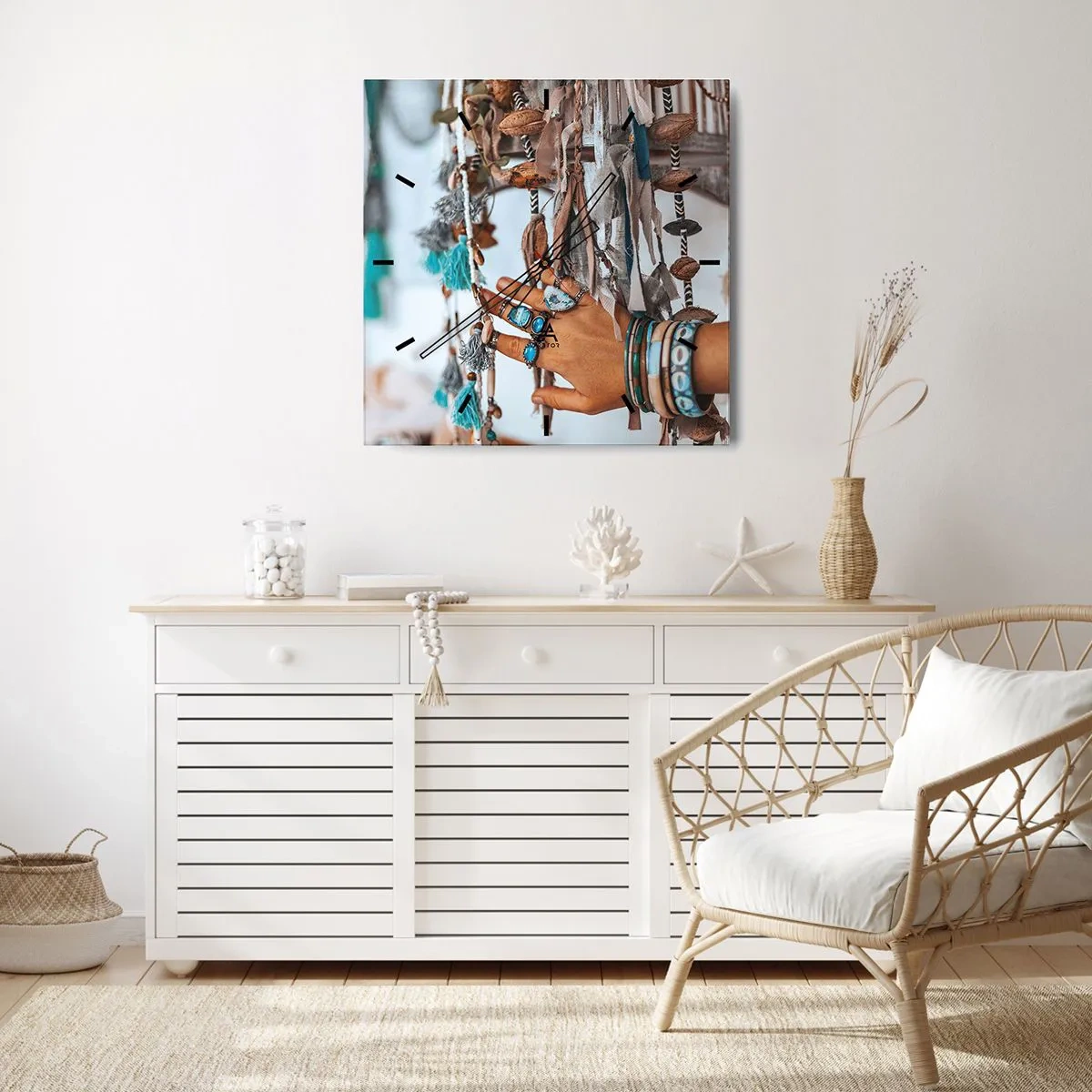 Horloge murale - Pendule murale - Une main ornée de bijoux bohèmes avec des décorations en arrière-plan - 30x30cm - Trésor local - Décoration murale moderne pour le salon et la chambre ARTTOR