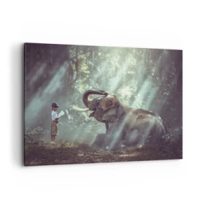 Impression sur toile - Image sur toile - Un garçon et un éléphant dans un décor forestier éclairé par la lumière du soleil - 120x80cm - Et écoute ça… - Décoration murale moderne pour le salon et la chambre ARTTOR