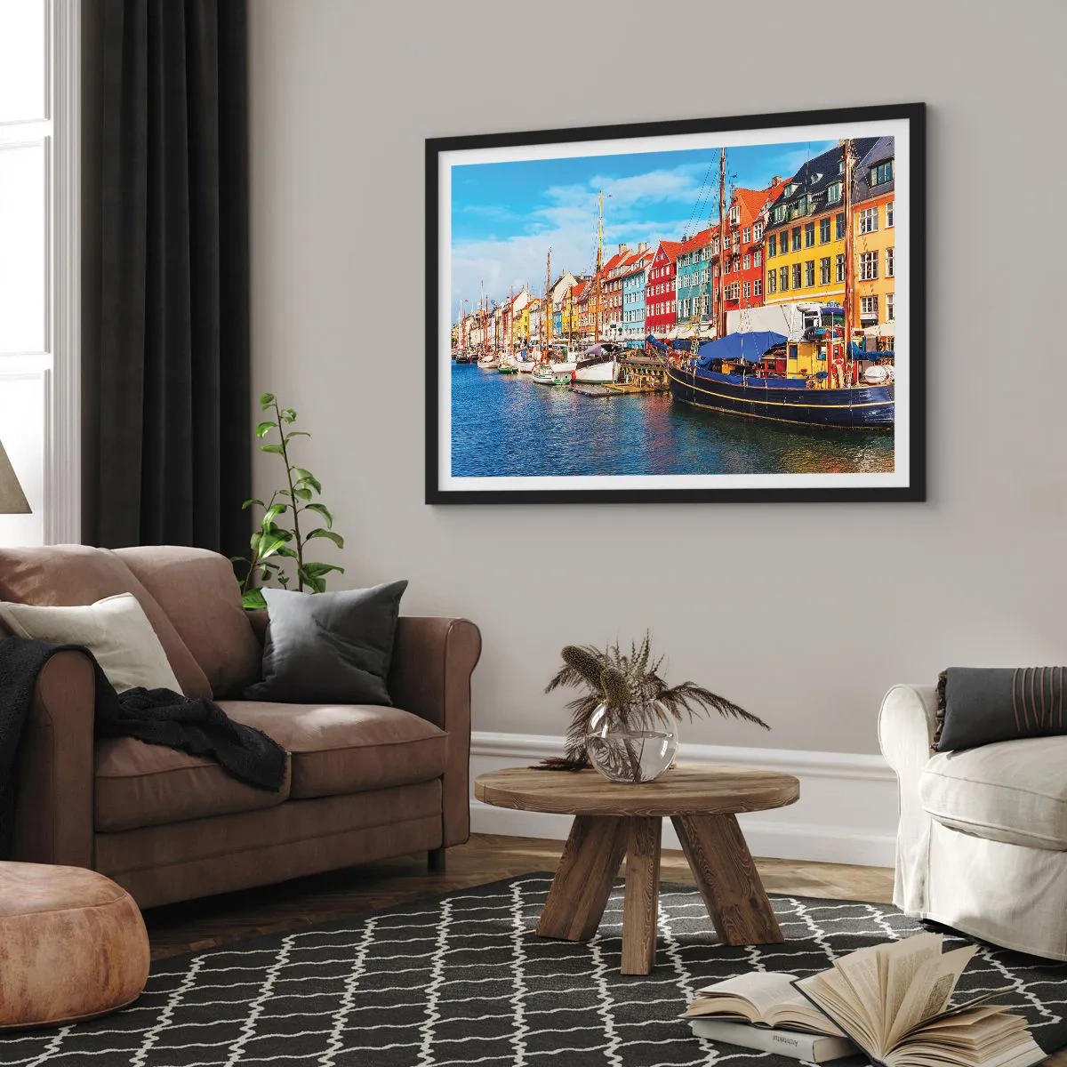 Affiche dans un cadre noir - Poster - Maisons colorées sur le canal avec des bateaux au soleil - 100x70cm - Quai joyeux - Décoration murale moderne pour le salon et la chambre ARTTOR