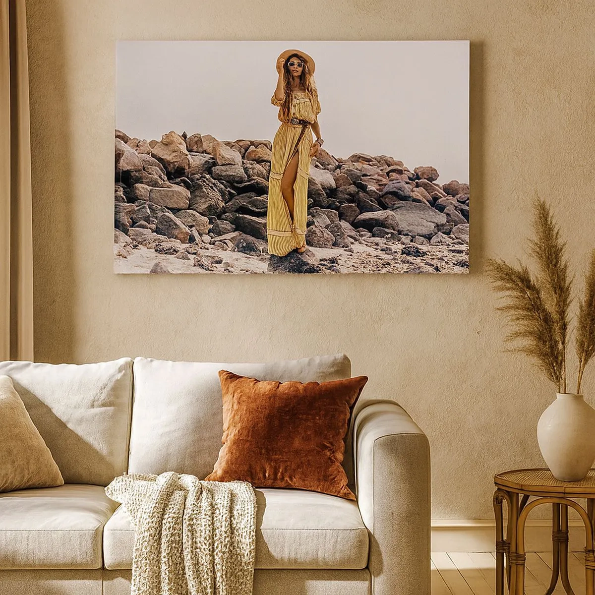 Impression sur toile - Image sur toile - Une femme au style bohème sur fond de plage rocheuse - 70x50cm - La magie des pierres - Décoration murale moderne pour le salon et la chambre ARTTOR