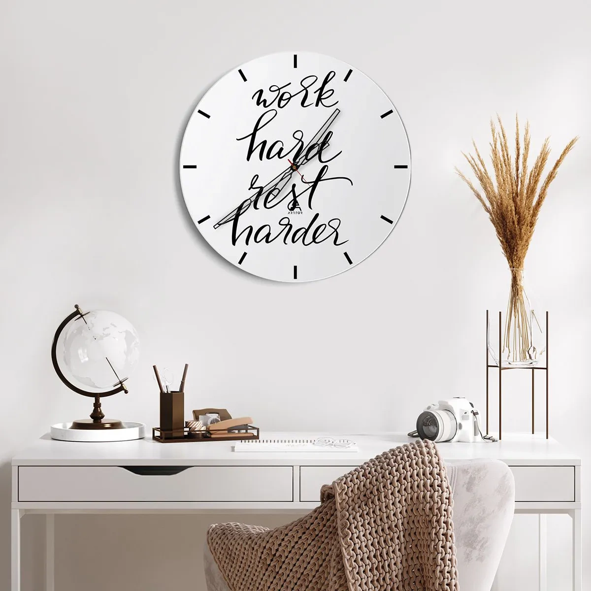 Horloge murale - Pendule murale - Inscription en noir et blanc « Travaillez dur, reposez-vous plus dur » sur fond blanc - 30x30cm - Équilibre de vie - Décoration murale moderne pour le salon, la cuisine et la chambre ARTTOR