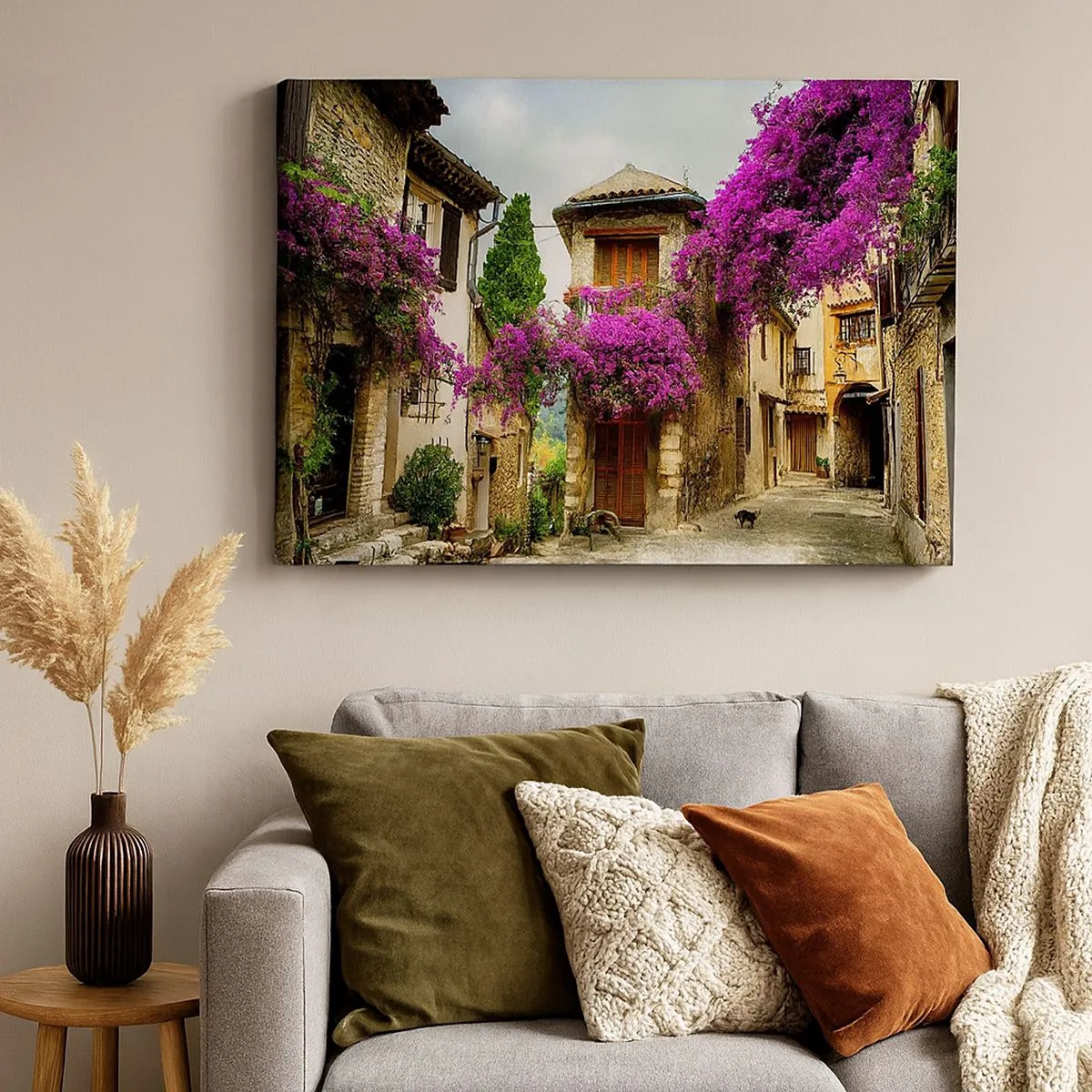 Impression sur toile - Image sur toile - Une rue en pierre avec des fleurs roses et des maisons - 70x50cm - Sous un dais fleuri - Décoration murale moderne pour le salon et la chambre ARTTOR