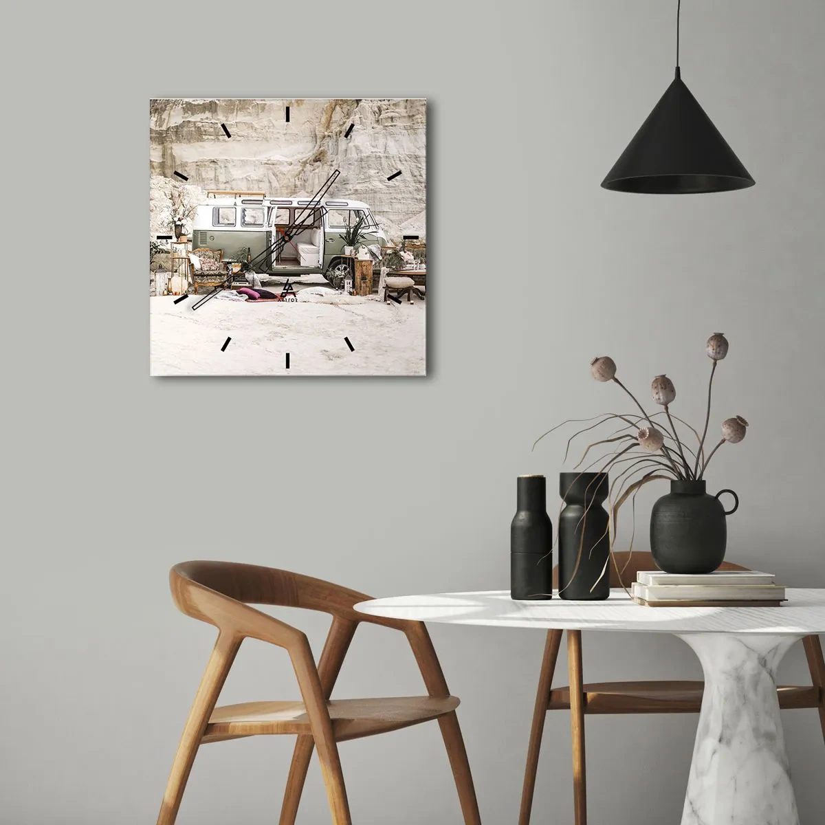 Horloge murale - Pendule murale - Un camping-car rétro au design bohème sur fond de paysage rocheux. - 30x30cm - Il est temps de commencer le voyage - Décoration murale moderne pour le salon et la chambre ARTTOR