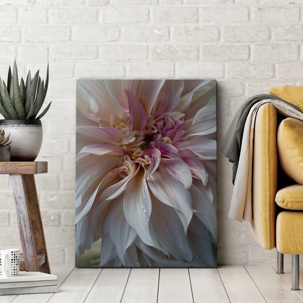 Impression sur toile - Image sur toile - Gros plan de délicats pétales de fleurs roses avec des gouttes d'eau - 50x70cm - Fraîcheur fleurissante - Décoration murale moderne pour le salon et la chambre ARTTOR