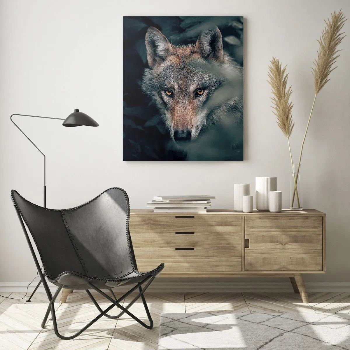 Impression sur verre - Image sur verre - Un loup dans son environnement naturel, regardant depuis les profondeurs de la forêt. - 70x100cm - Chasseur - Décoration murale moderne pour le salon et la chambre ARTTOR