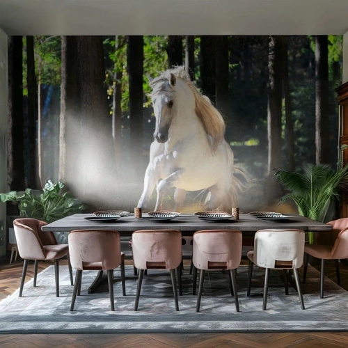 Papier Peint Photo Premium Sand - Un cheval blanc galopant dans une clairière forestière - 100x70cm - Comme dans un roman fantastique - Décoration murale moderne pour le salon et la chambre ARTTOR