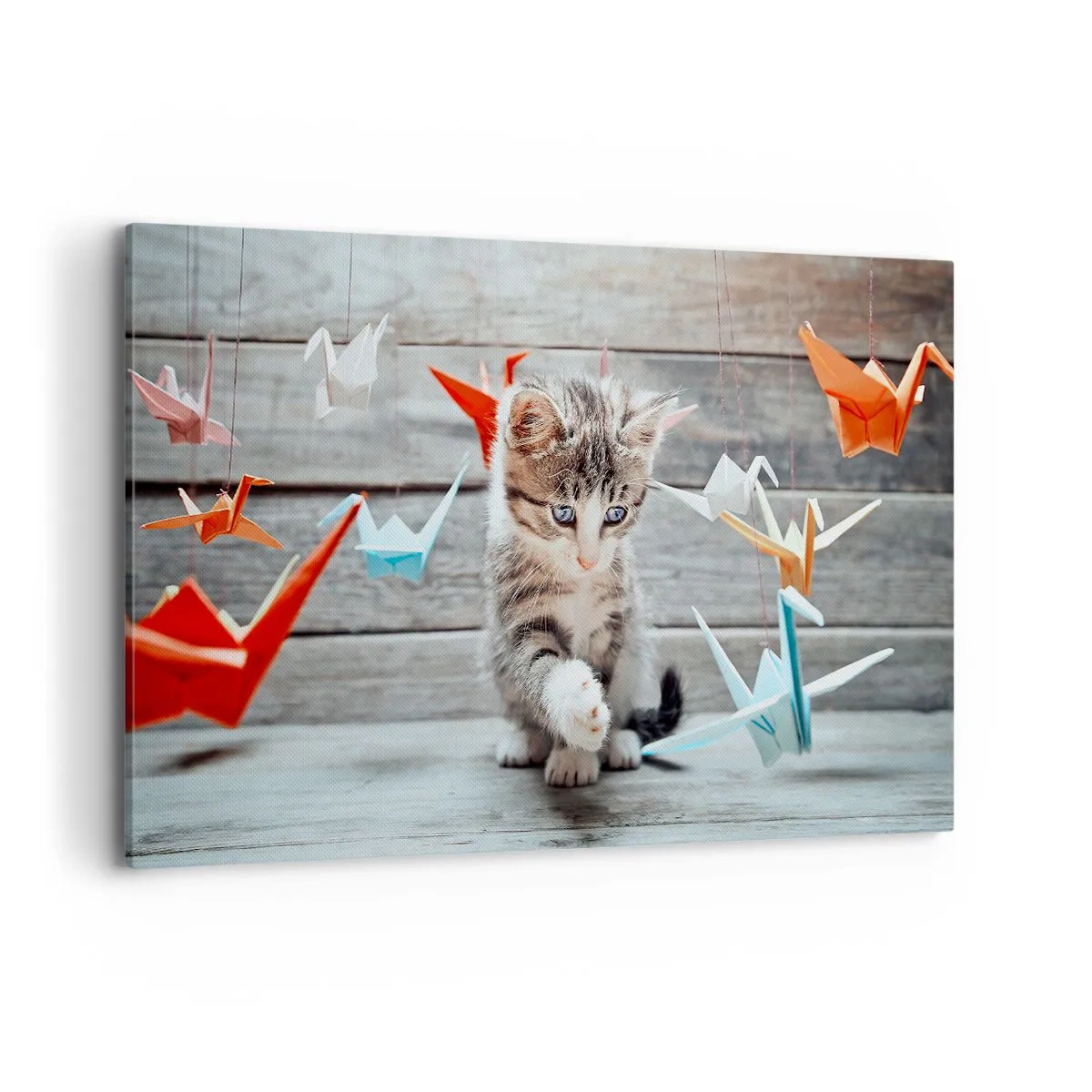 Impression sur toile - Image sur toile - Un chaton jouant avec des grues en papier origami suspendues. - 120x80cm - Première leçon - Décoration murale moderne pour le salon et la chambre ARTTOR