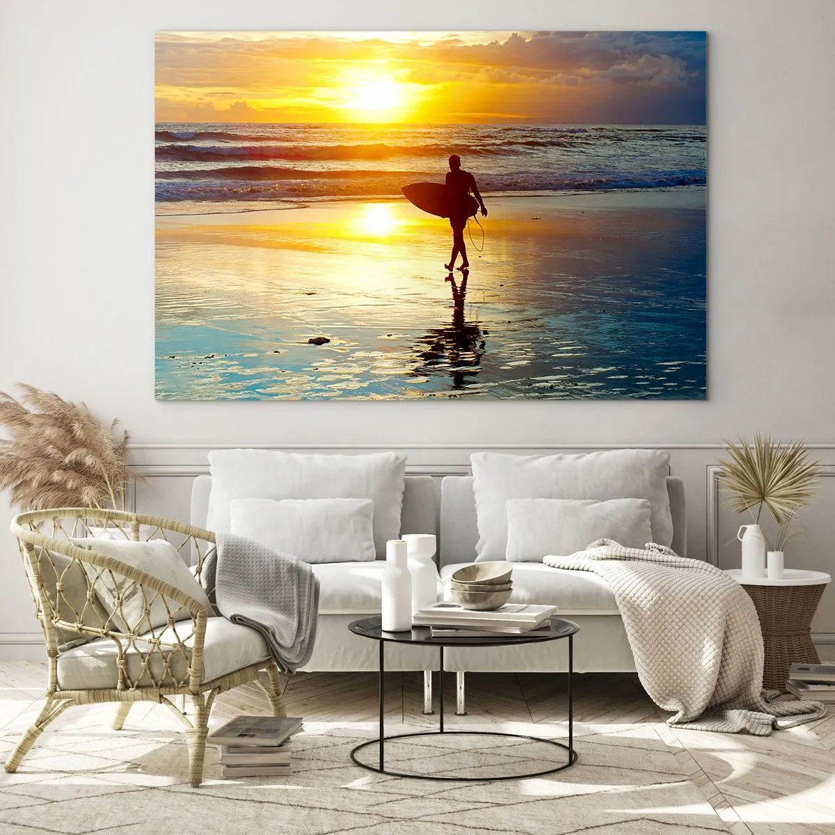 Impression sur verre - Image sur verre - Un surfeur marchant sur la plage au coucher du soleil avec sa planche - 100x70cm - Le retour du guerrier - Décoration murale moderne pour le salon et la chambre ARTTOR