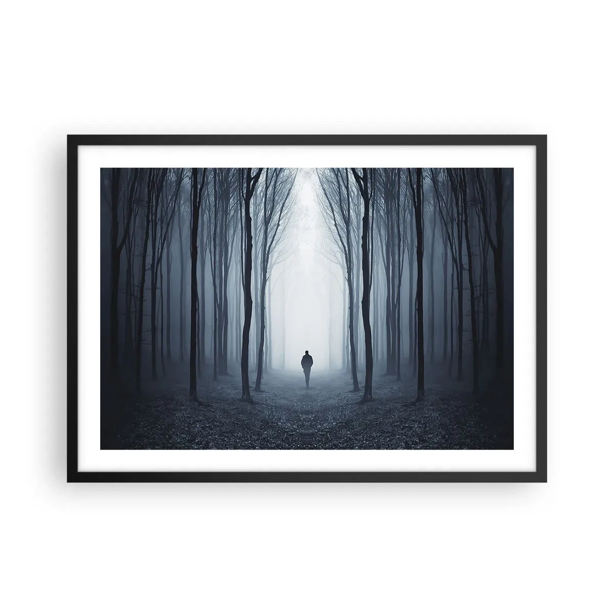 Affiche dans un cadre noir - Poster - Une silhouette marchant parmi les arbres dans une forêt brumeuse - 70x50cm - Tout est simple et clair - Décoration murale moderne pour le salon et la chambre ARTTOR
