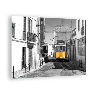 Impression sur verre - Image sur verre - Un tramway jaune dans une rue noire et blanche d'une ville européenne. - 70x50cm - L'âme de Lisbonne - Décoration murale moderne pour le salon et la chambre ARTTOR