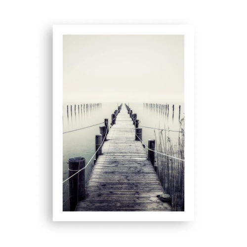 Affiche - Poster - Un pont en bois menant à une étendue d'eau brumeuse - 50x70cm - Plongez dans la paix - Décoration murale moderne pour le salon et la chambre ARTTOR