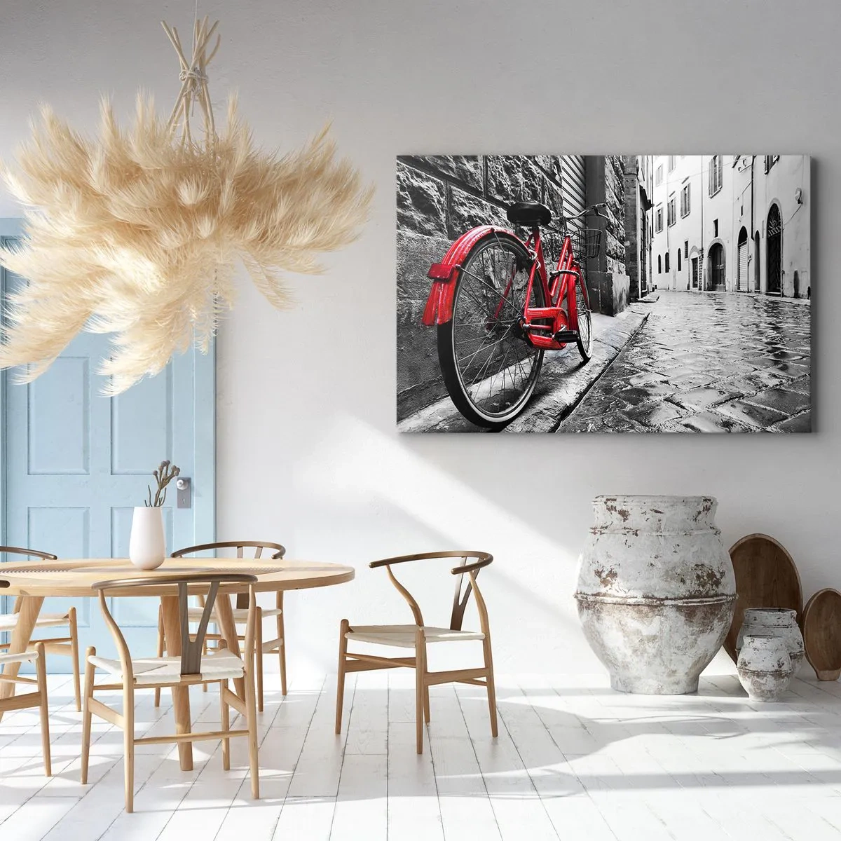 Impression sur toile - Image sur toile - Vélo rouge dans une rue en noir et blanc - 120x80cm - La vraie beauté ne vieillit pas - Décoration murale moderne pour le salon et la chambre ARTTOR