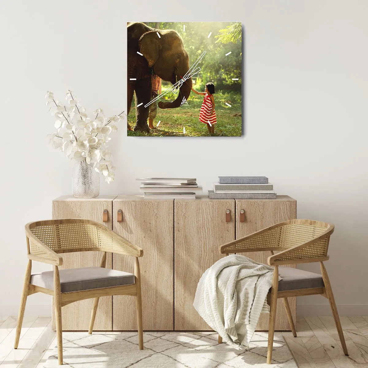 Horloge murale - Pendule murale - Une fille en robe rouge touchant un éléphant dans la forêt. - 30x30cm - La force de l'amitié - Décoration murale moderne pour le salon et la chambre ARTTOR