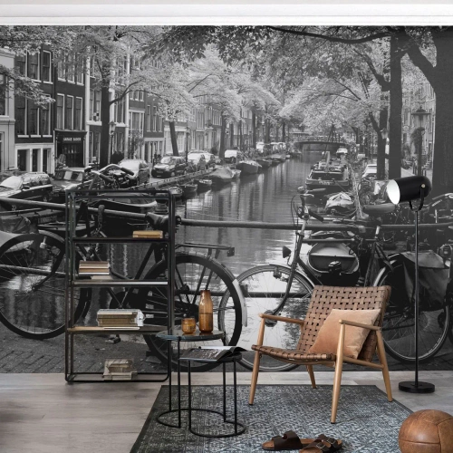 Papier Peint Photo Premium Sand - Vue en noir et blanc du canal et des vélos - 100x70cm - Une vue très hollandaise - Décoration murale moderne pour le salon et la chambre ARTTOR