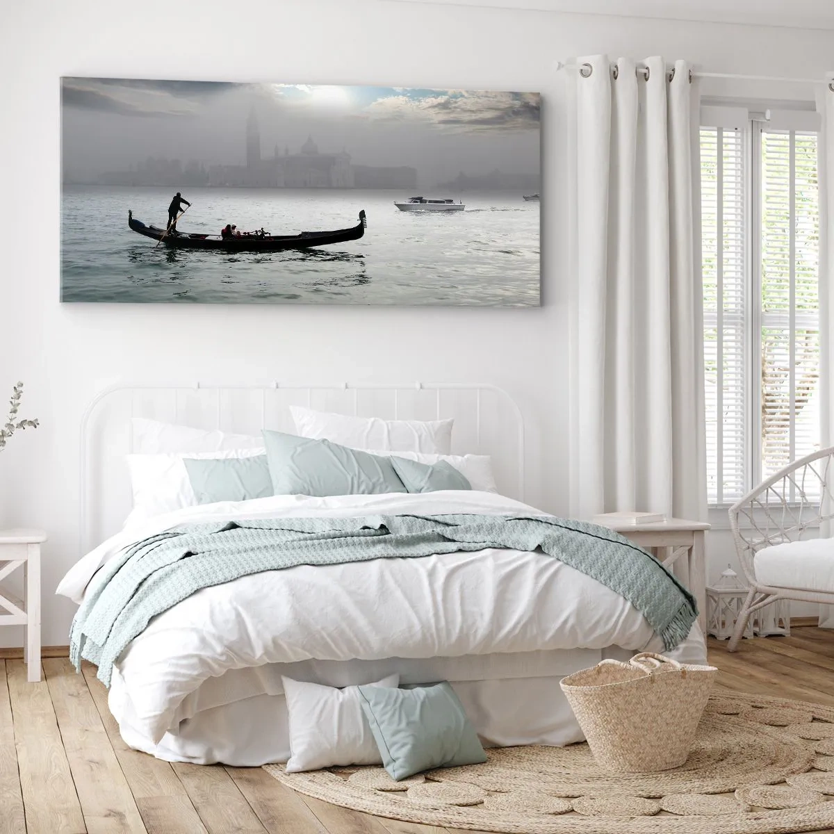 Impression sur toile - Image sur toile - Une gondole glisse sur les eaux de Venise par un matin brumeux, surplombant la ville. - 140x50cm - Une ville fabuleuse faite d'eau et de brouillard - Décoration murale moderne pour le salon et la chambre ARTTOR