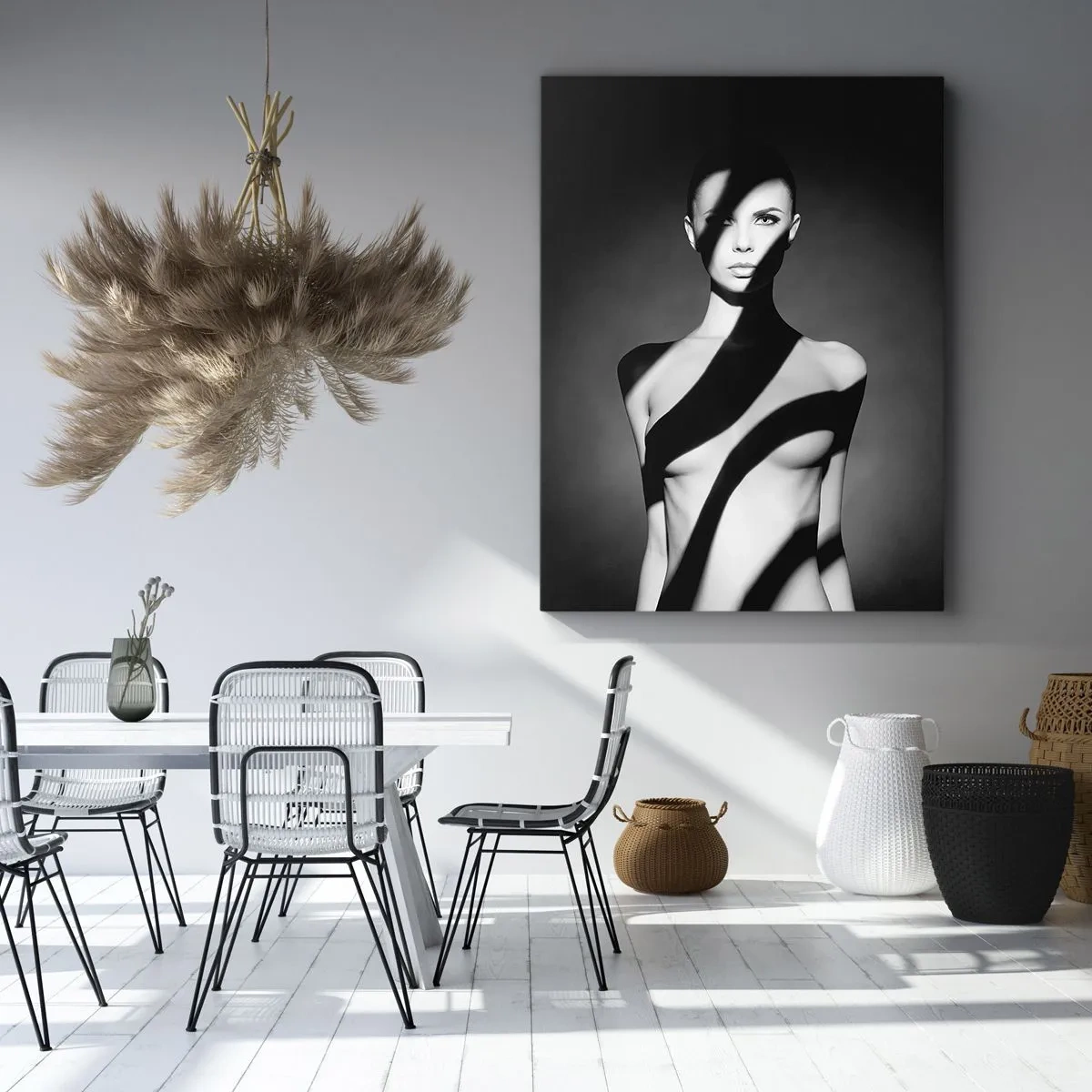 Impression sur toile - Image sur toile - Portrait noir et blanc d'une femme dans l'ombre et la lumière - 50x70cm - Dans la brillance et l'ombre - Décoration murale moderne pour le salon et la chambre ARTTOR