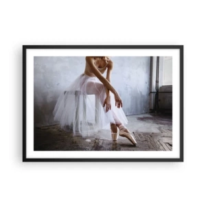 Affiche dans un cadre noir - Poster - Une ballerine dans une pose délicate sur un fond industriel - 70x50cm - Avant que les lumières de la rampe ne clignotent - Décoration murale moderne pour le salon et la chambre ARTTOR