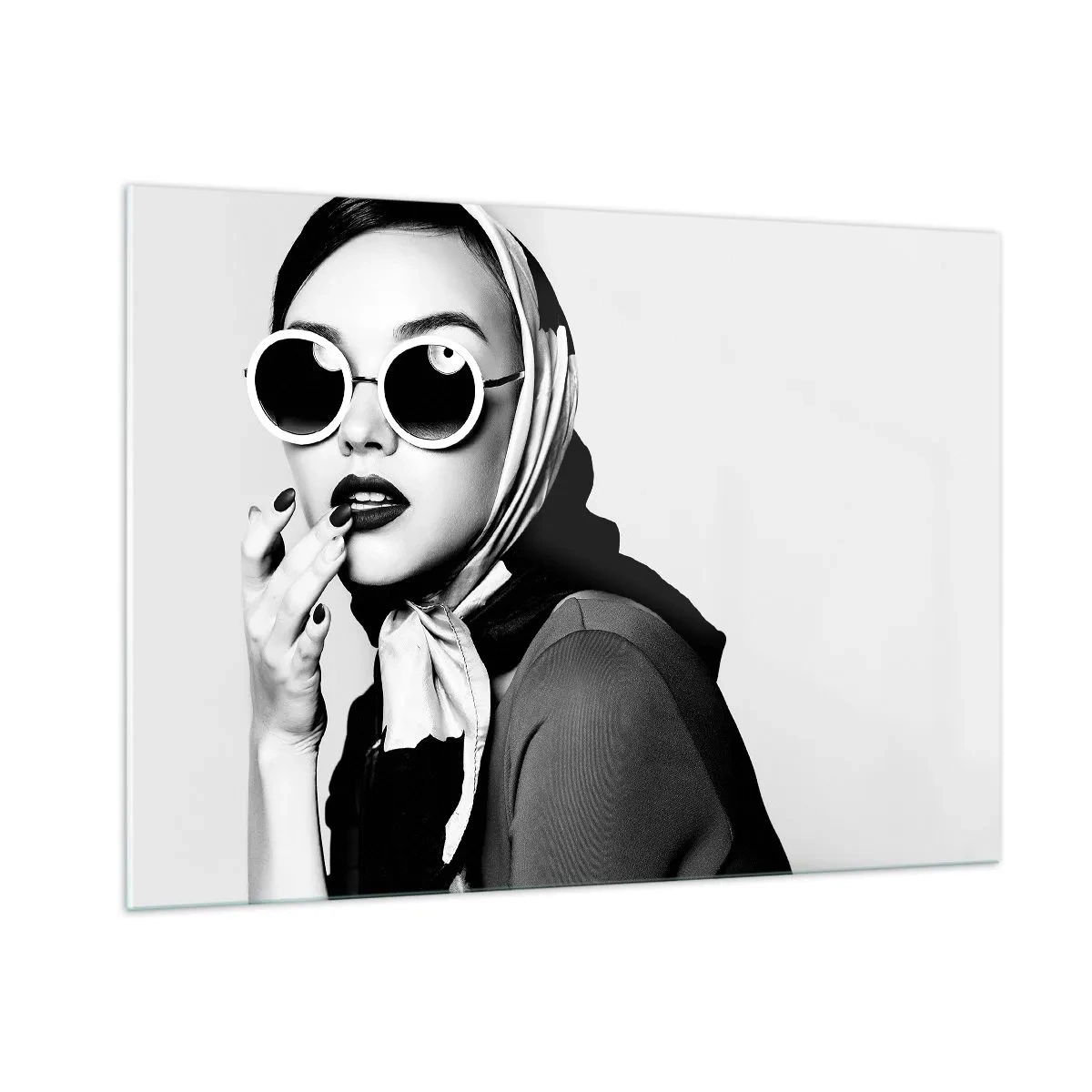 Impression sur verre - Image sur verre - Femme élégante avec des lunettes et un foulard noir et blanc - 100x70cm - Salutations des années 60 - Décoration murale moderne pour le salon et la chambre ARTTOR