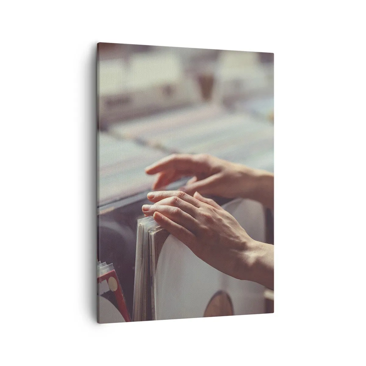 Impression sur toile - Image sur toile - Mains regardant à travers une collection de vinyles - 50x70cm - A la recherche d'émotions - Décoration murale moderne pour le salon et la chambre ARTTOR