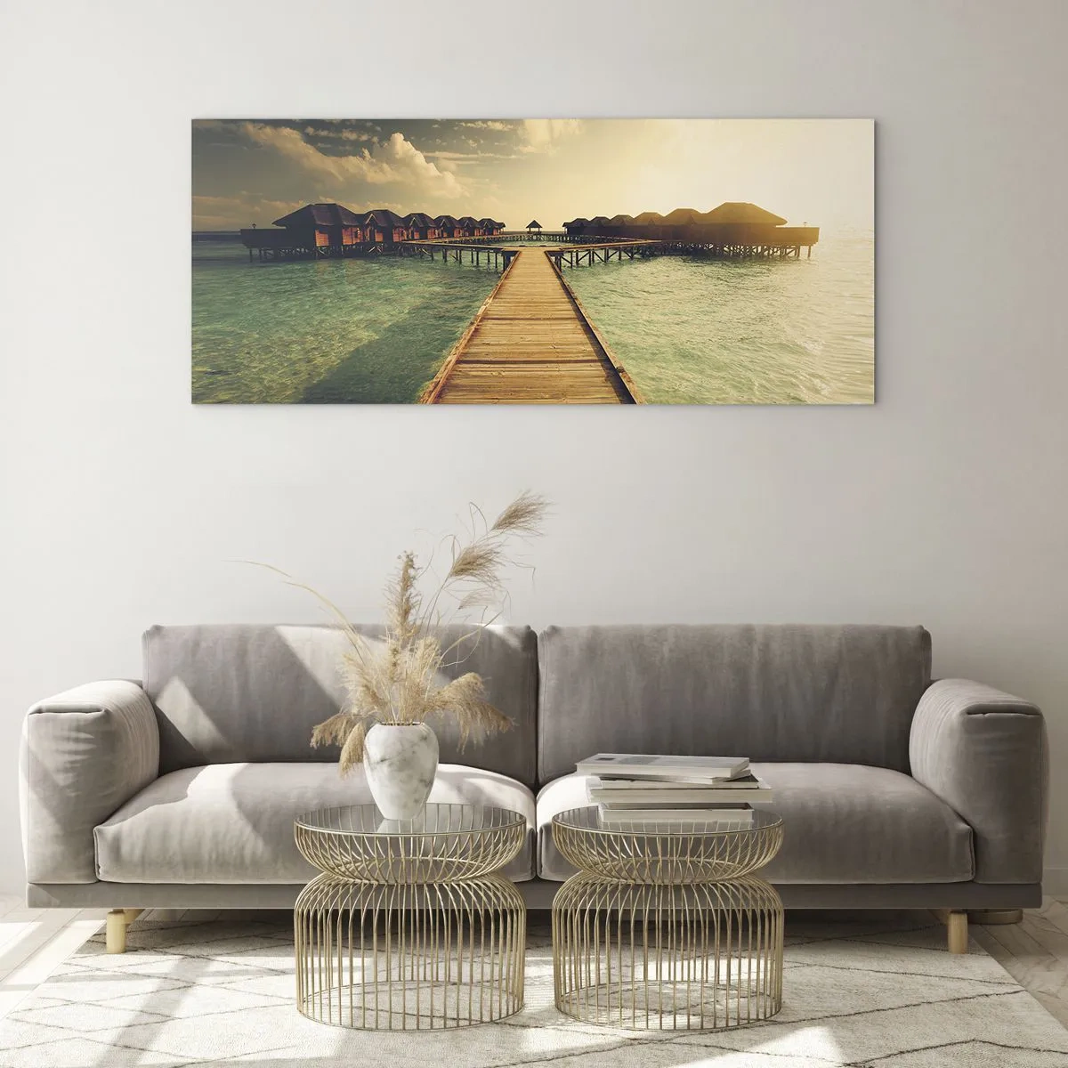 Impression sur verre - Image sur verre - Une jetée en bois menant aux maisons sur l'eau, illuminée par les rayons du soleil. - 140x50cm - Invitation chaleureuse - Décoration murale moderne pour le salon et la chambre ARTTOR
