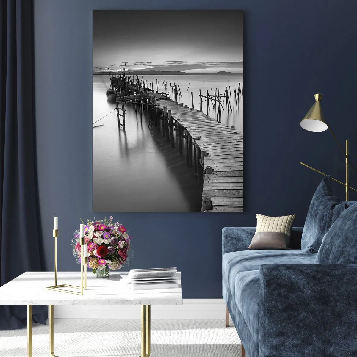 Impression sur verre - Image sur verre - Une vue en noir et blanc d'une jetée en bois au-dessus de l'eau - 50x70cm - La paix d'un rivage oublié - Décoration murale moderne pour le salon et la chambre ARTTOR