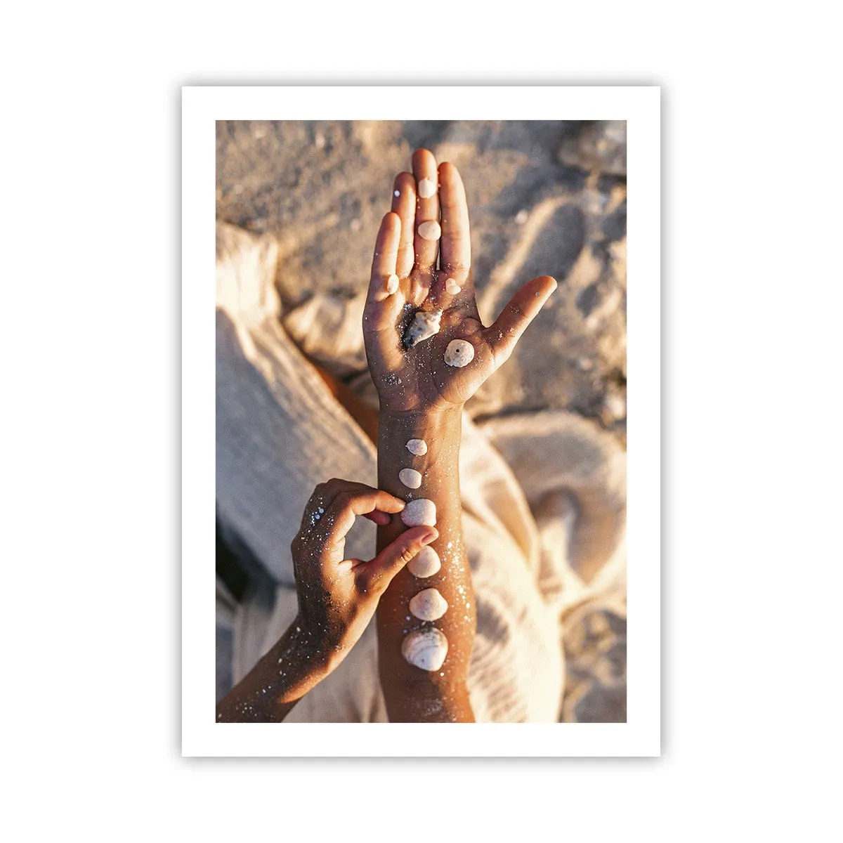 Affiche - Poster - Mains décorées de coquillages sur fond sablonneux - 50x70cm - La beauté à portée de main - Décoration murale moderne pour le salon et la chambre ARTTOR
