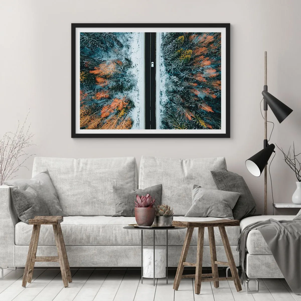 Affiche dans un cadre noir - Poster - Une route à travers une forêt hivernale vue à vol d'oiseau - 70x50cm - Couper à travers la forêt d'hiver - Décoration murale moderne pour le salon et la chambre ARTTOR