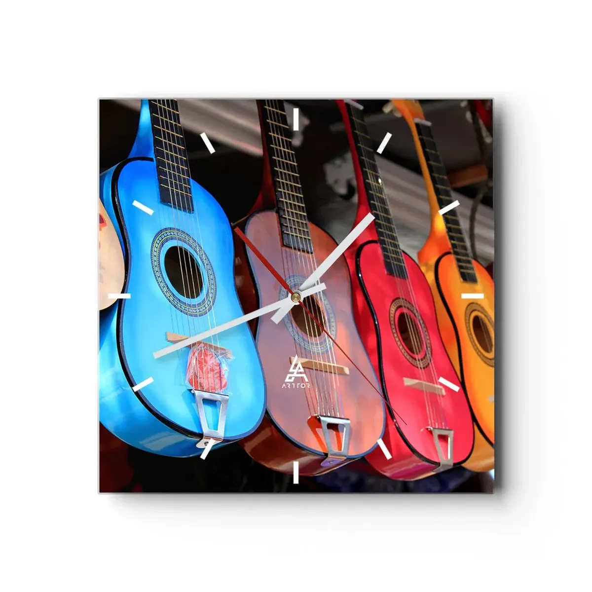 Horloge murale - Pendule murale - Des guitares acoustiques colorées sont accrochées en rangée dans une exposition - 30x30cm - Ambiance latine - Décoration murale moderne pour le salon et la chambre ARTTOR