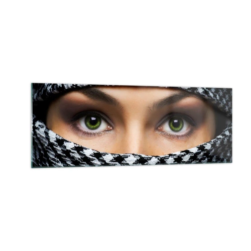 Impression sur verre - Image sur verre - Les yeux verts d'une femme sont cachés derrière un tissu à motifs en noir et blanc. - 140x50cm - Un portrait d'une beauté voilée aux yeux verts - Décoration murale moderne pour le salon et la chambre ARTTOR