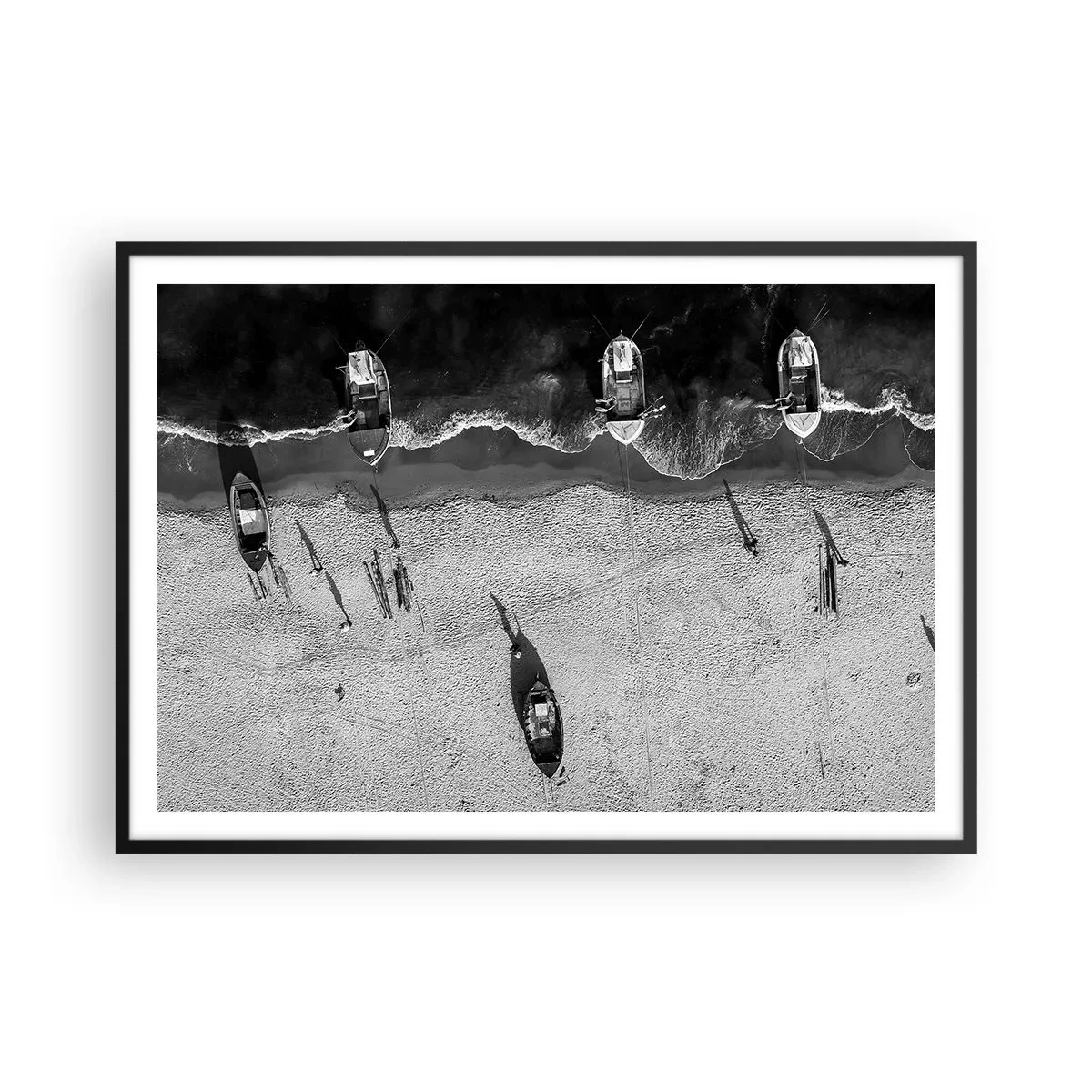Affiche dans un cadre noir - Poster - Vue aérienne en noir et blanc de bateaux sur la plage - 100x70cm - Toujours sur le rivage… - Décoration murale moderne pour le salon et la chambre ARTTOR