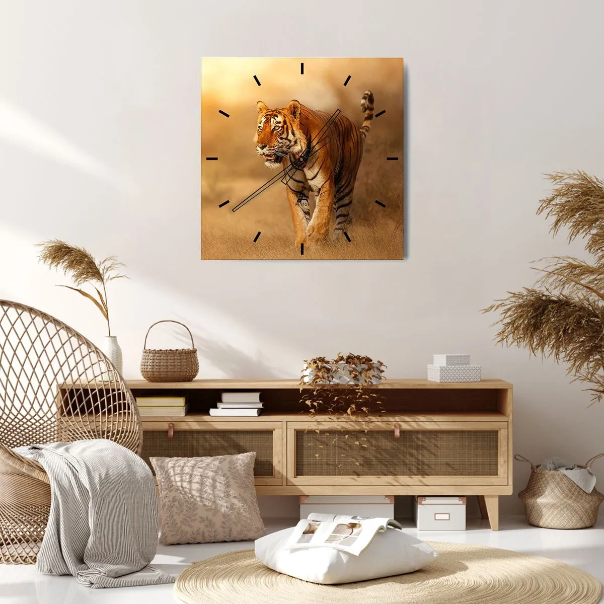 Horloge murale - Pendule murale - Un tigre marchant dans la savane aux couleurs chaudes - 30x30cm - Avant l'attaque - Décoration murale moderne pour le salon et la chambre ARTTOR