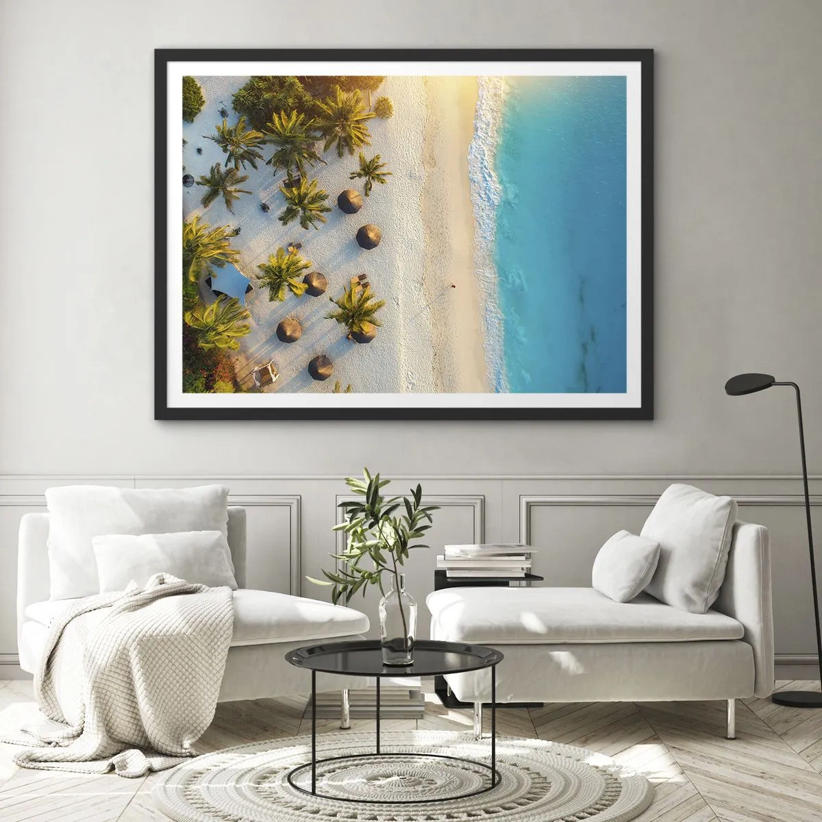 Affiche dans un cadre noir - Poster - Vue d'une plage tropicale avec des palmiers et une mer turquoise - 100x70cm - Bienvenue au paradis - Décoration murale moderne pour le salon et la chambre ARTTOR