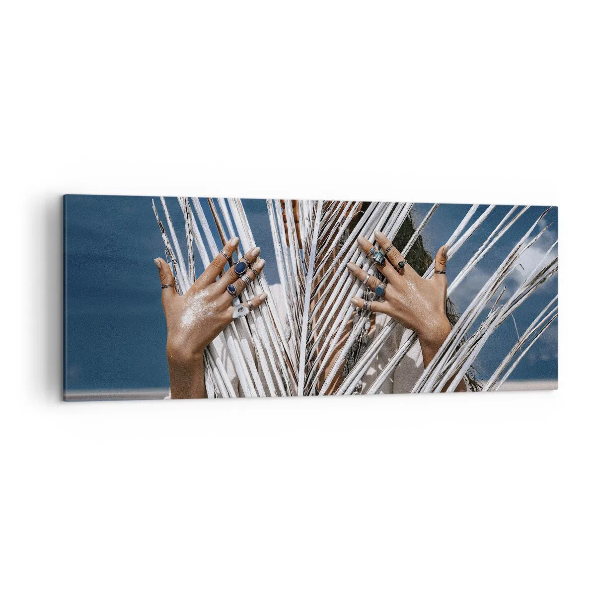 Impression sur toile - Image sur toile - Une femme cachée derrière des feuilles de palmier avec des bagues aux mains. - 140x50cm - Fille de chaman ? - Décoration murale moderne pour le salon et la chambre ARTTOR