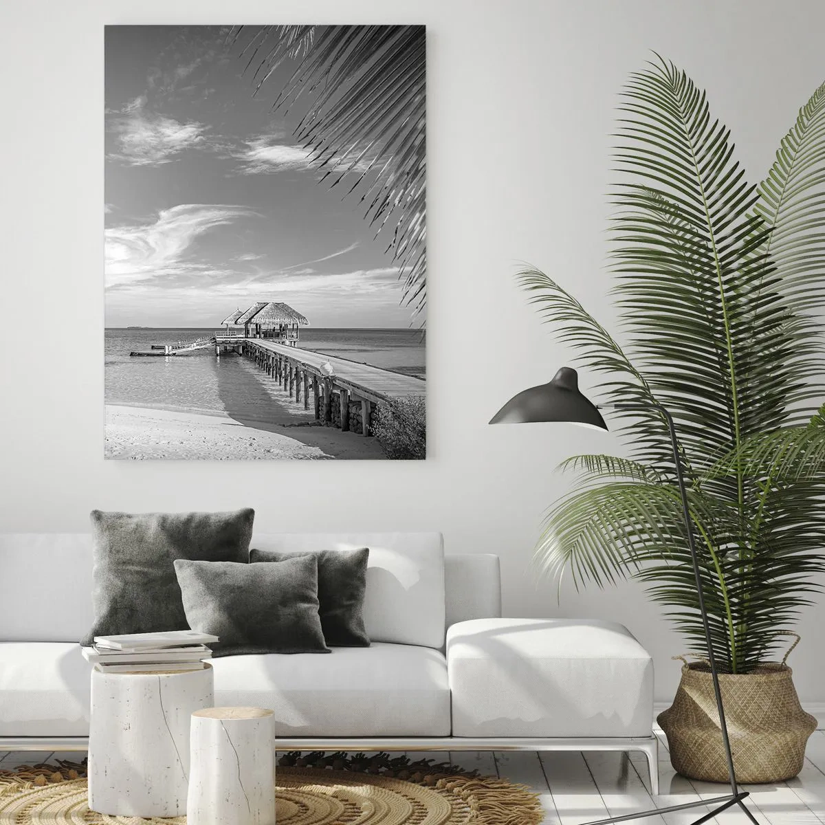 Impression sur verre - Image sur verre - Plage noire et blanche avec jetée et palmiers sur une côte tropicale - 70x100cm - Souvenirs ou rêve? - Décoration murale moderne pour le salon et la chambre ARTTOR