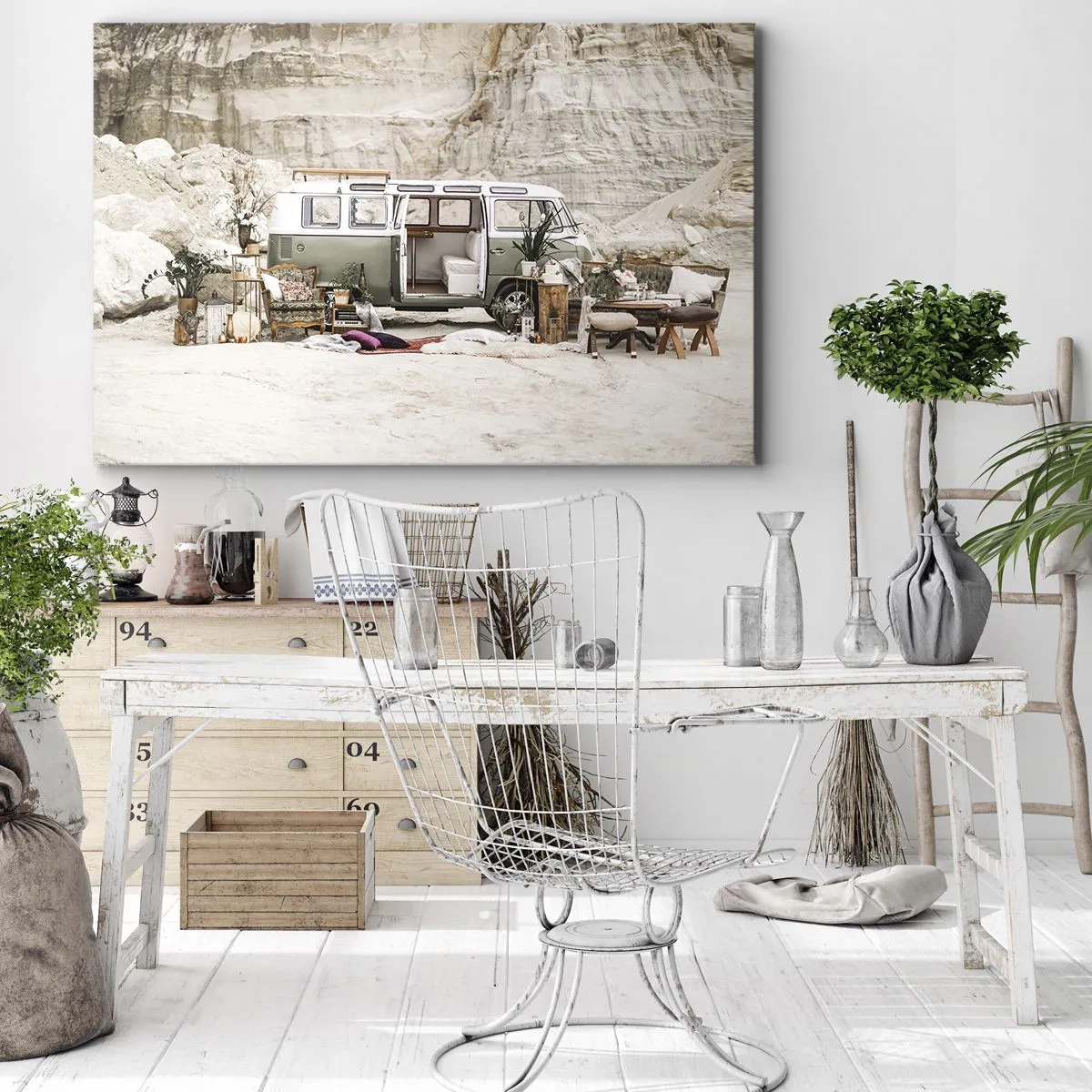 Impression sur toile - Image sur toile - Un camping-car rétro au design bohème sur fond de paysage rocheux. - 70x50cm - Il est temps de commencer le voyage - Décoration murale moderne pour le salon et la chambre ARTTOR