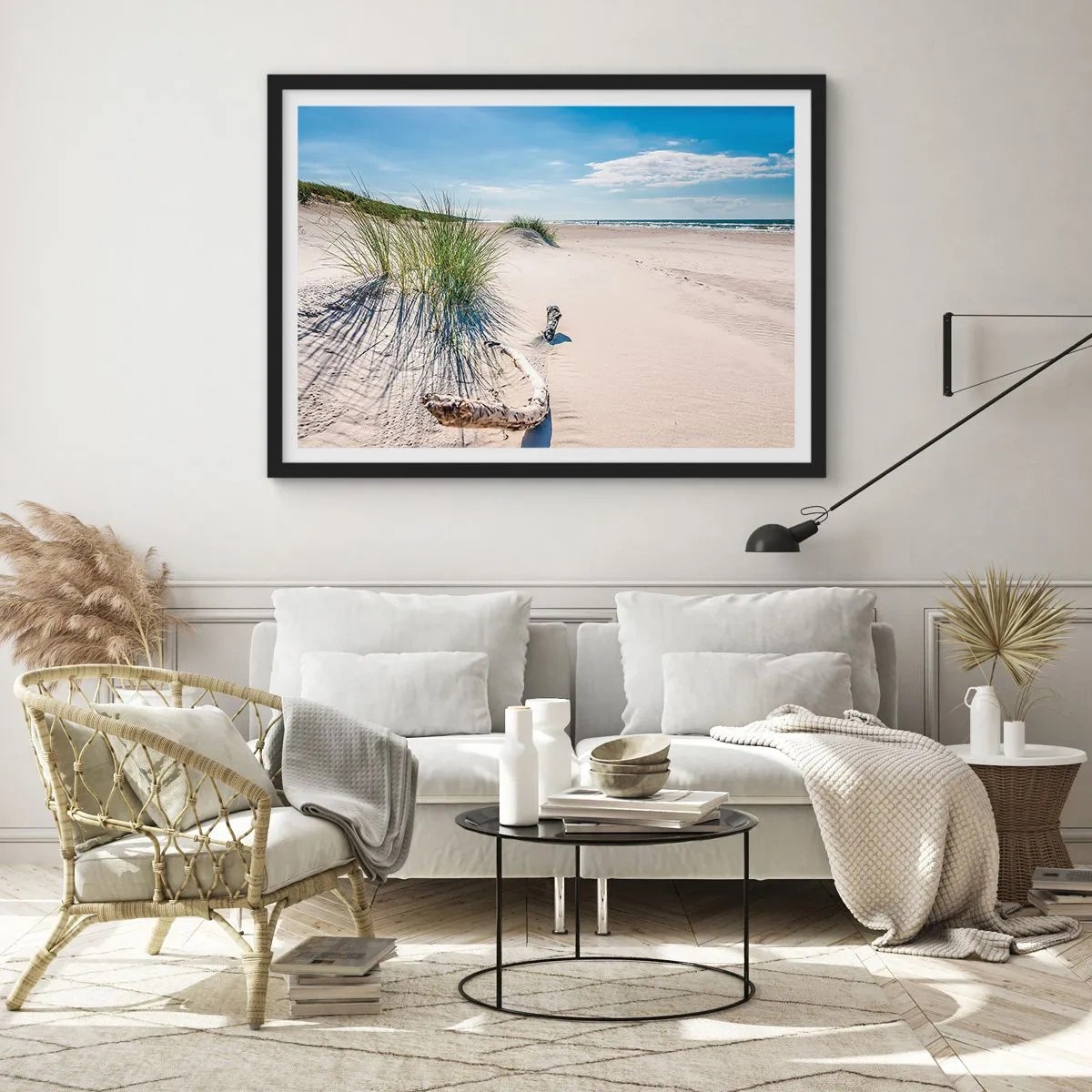 Affiche dans un cadre noir - Poster - Une plage baltique avec du sable, de l'herbe et un ciel bleu calme - 100x70cm - La plus belle? La Baltique - Décoration murale moderne pour le salon et la chambre ARTTOR