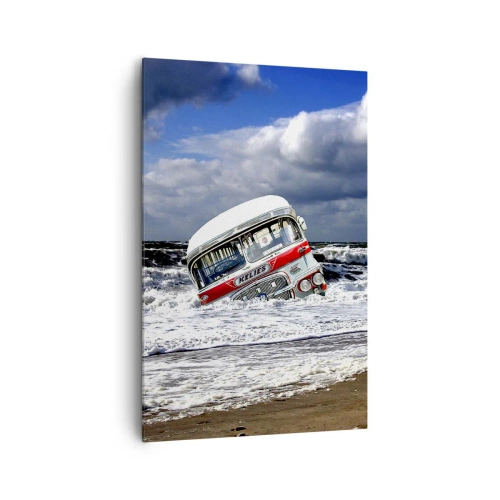 Impression sur toile - Image sur toile - Un bus coulé sur la plage au milieu des vagues et d'une mer agitée - 80x120cm - Et qu'est-ce qui vous étonne ? - Décoration murale moderne pour le salon et la chambre ARTTOR