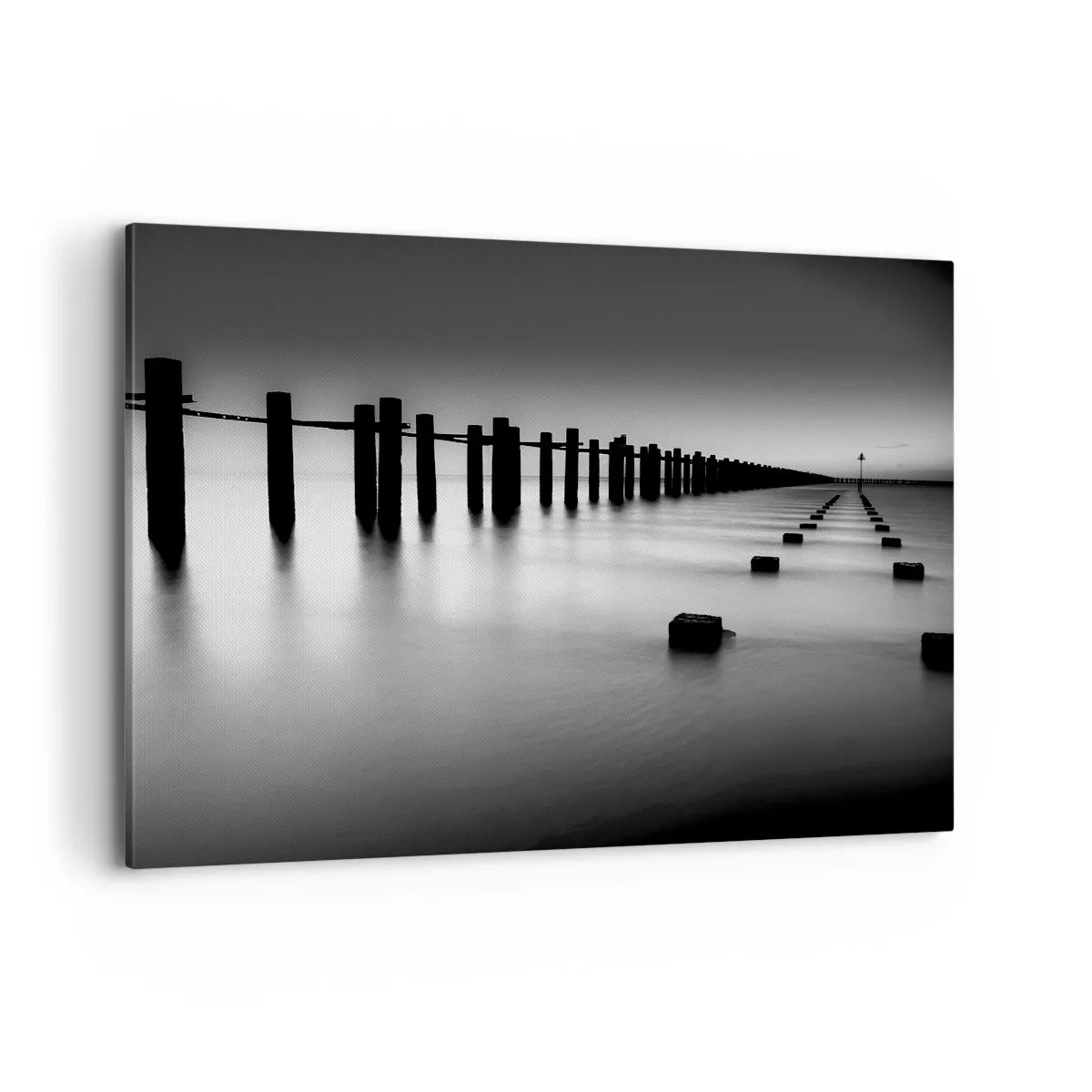 Impression sur toile - Image sur toile - Poteaux en bois et blocs de béton immergés dans l'eau dans des tons noirs et blancs - 100x70cm - Distance grise dans le brouillard - Décoration murale moderne pour le salon et la chambre ARTTOR