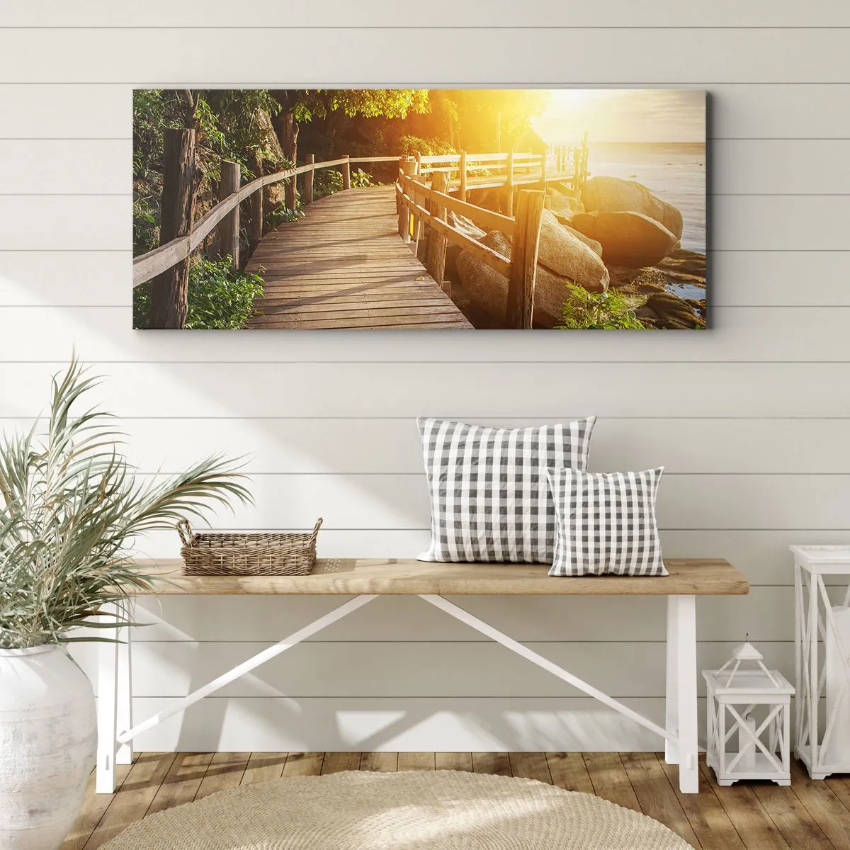 Impression sur toile - Image sur toile - Un pont en bois au milieu de la verdure menant à la mer sous les rayons du soleil - 160x50cm - Un autre tour, un autre miracle - Décoration murale moderne pour le salon et la chambre ARTTOR