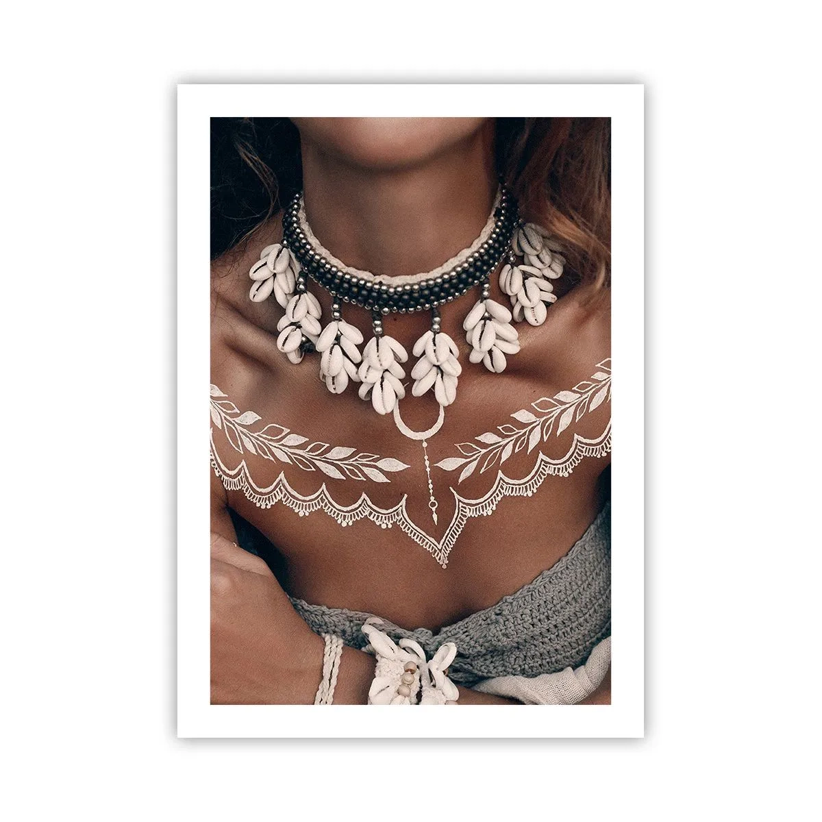 Affiche - Poster - Portrait d'une femme avec un collier de coquillages et un tatouage blanc - 50x70cm - Talismans, rituels de la féminité - Décoration murale moderne pour le salon et la chambre ARTTOR