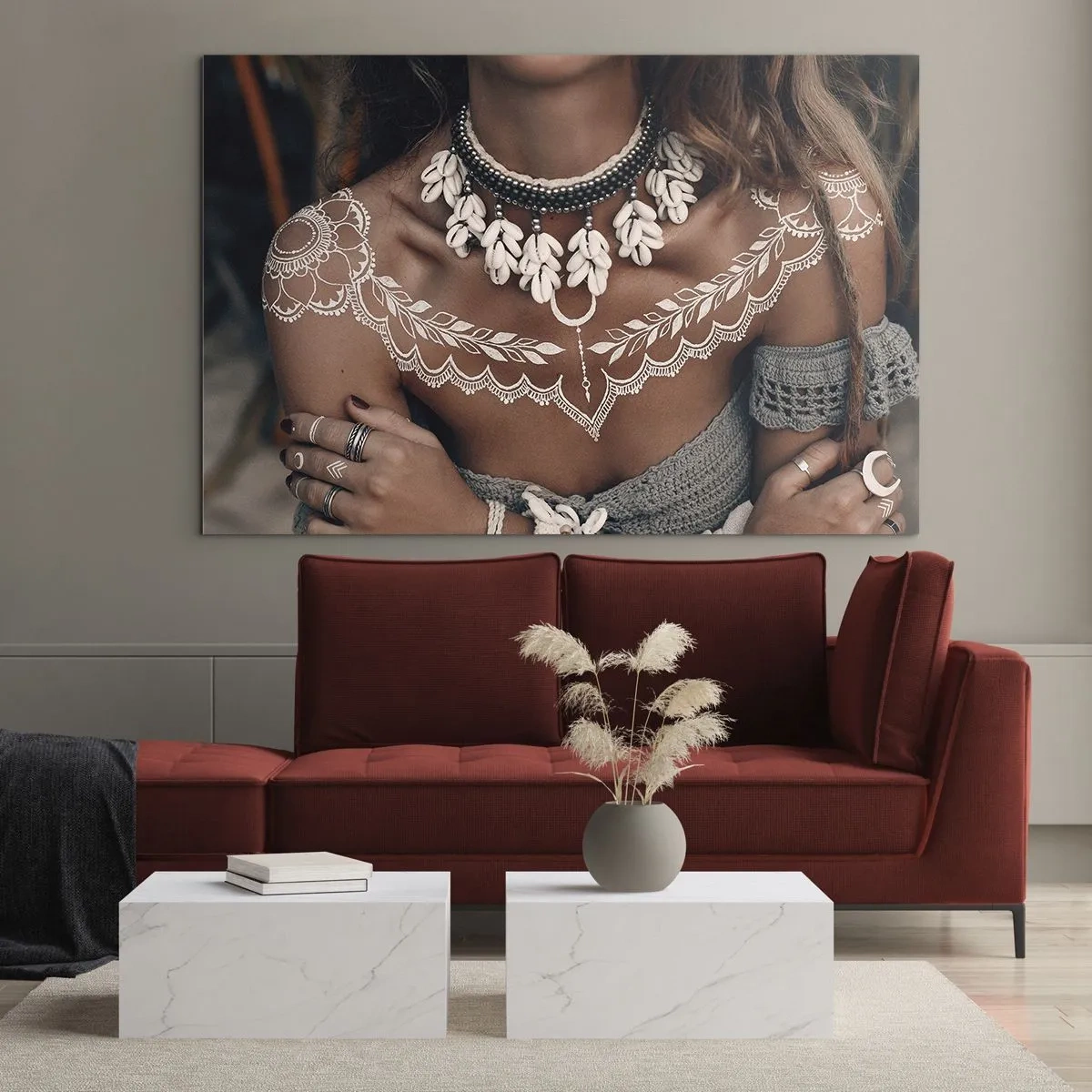 Impression sur verre - Image sur verre - Gros plan d'une femme portant un collier de coquillages et un tatouage blanc - 70x50cm - Talismans, rituels de la féminité - Décoration murale moderne pour le salon et la chambre ARTTOR