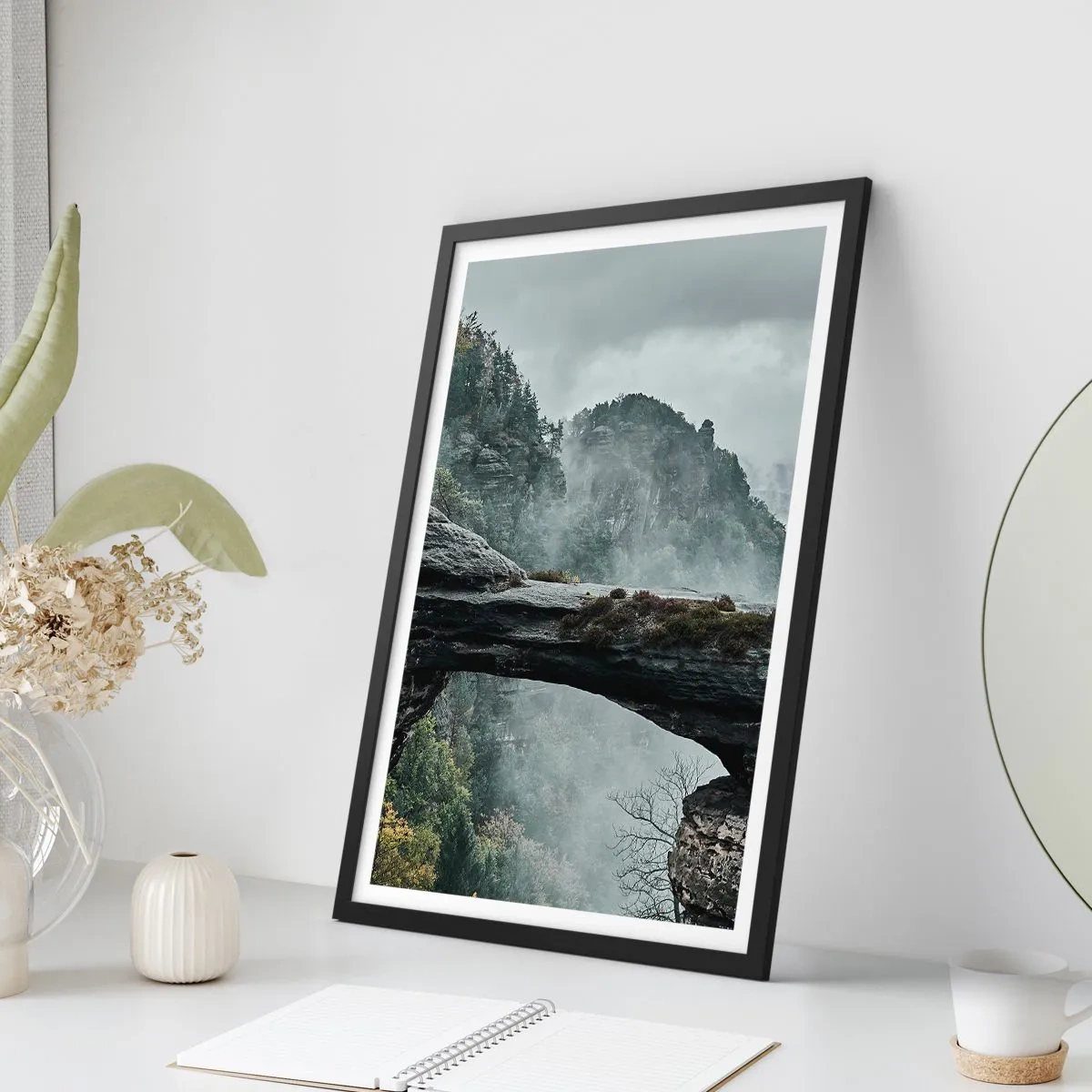 Affiche dans un cadre noir - Poster - Une photographie d'un mystérieux pont rocheux enveloppé de brouillard dans un paysage de montagne. - 50x70cm - L'aventure est sur le point de commencer - Décoration murale moderne pour le salon et la chambre ARTTOR