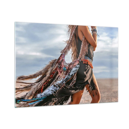 Impression sur verre - Image sur verre - Femme de style bohème avec plumes et décorations sur fond de désert - 100x70cm - La fille du chaman - Décoration murale moderne pour le salon et la chambre ARTTOR