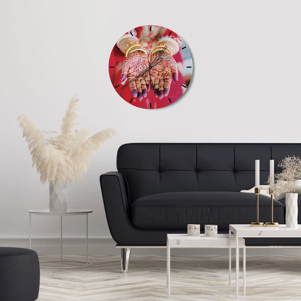 Horloge murale - Pendule murale - Mains décorées au henné en tenue traditionnelle sur fond rouge - 30x30cm - Prêt à saisir votre chance - Décoration murale moderne pour le salon, la cuisine et la chambre ARTTOR