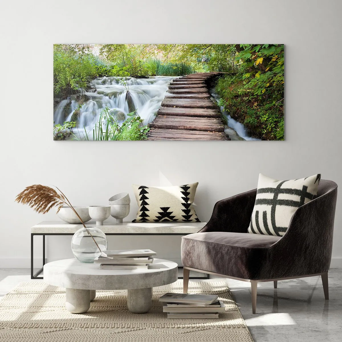 Impression sur verre - Image sur verre - Un pont en bois au-dessus d'une cascade entourée d'une forêt verdoyante. - 140x50cm - L'eau n'est pas si calme - Décoration murale moderne pour le salon et la chambre ARTTOR