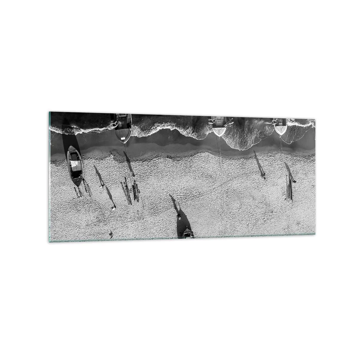Impression sur verre - Image sur verre - Vue aérienne en noir et blanc de bateaux sur la plage - 120x50cm - Toujours sur le rivage… - Décoration murale moderne pour le salon et la chambre ARTTOR