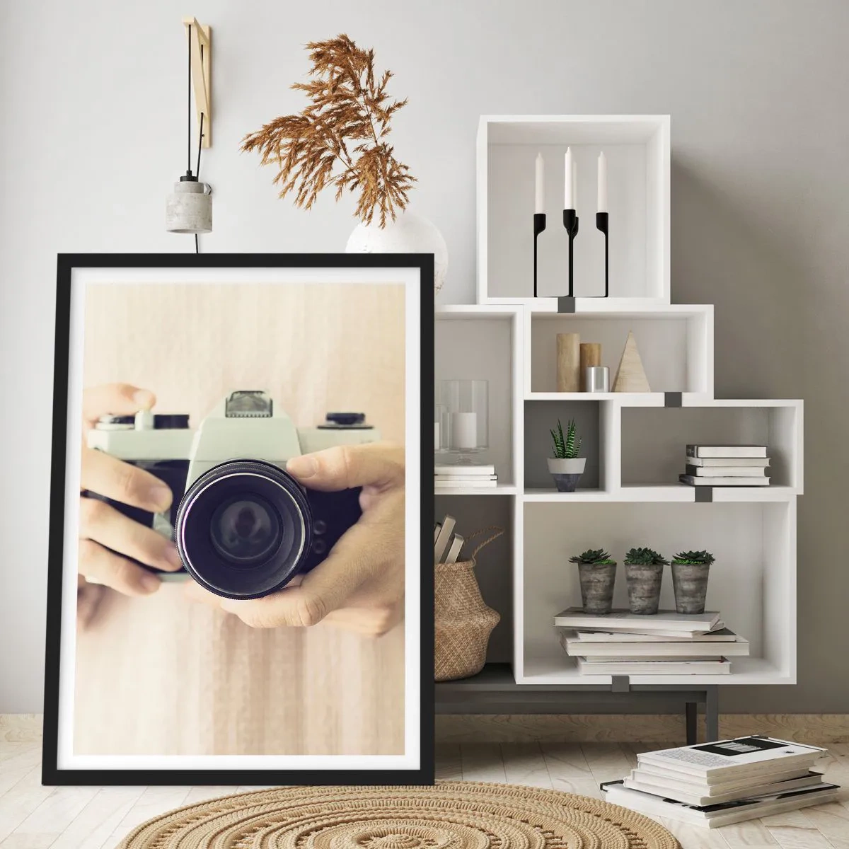 Affiche dans un cadre noir - Poster - Mains tenant un appareil photo classique - 50x70cm - Pour voir plus ... - Décoration murale moderne pour le salon et la chambre ARTTOR